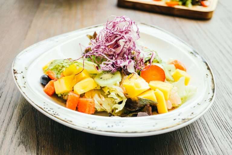 Ensalada tropical de frutas y lechuga