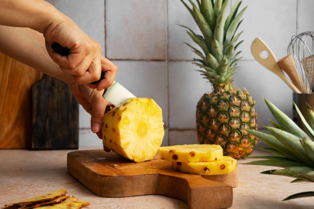 Aprende a pelar y cortar piña de forma fácil y sin complicaciones