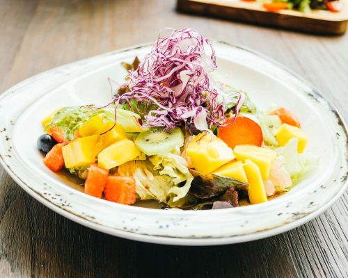 Ensalada tropical de frutas y lechuga