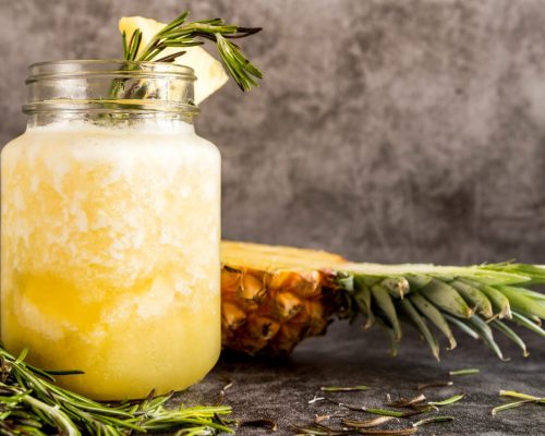 Los refrescos de frutas tropicales son una opción refrescante para el verano