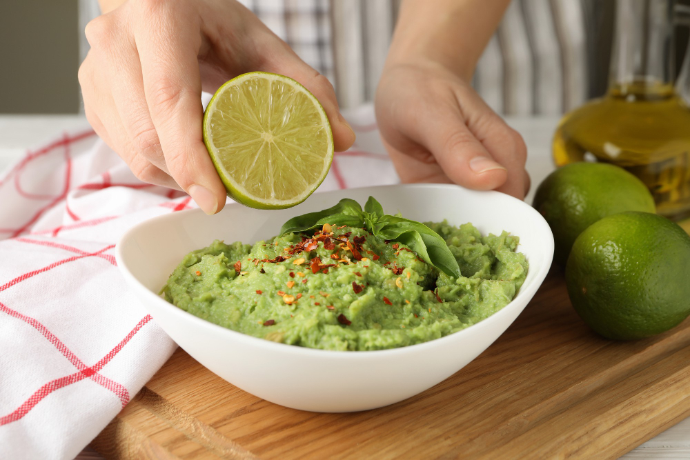La lima es el ingrediente estrella de la receta original de guacamole