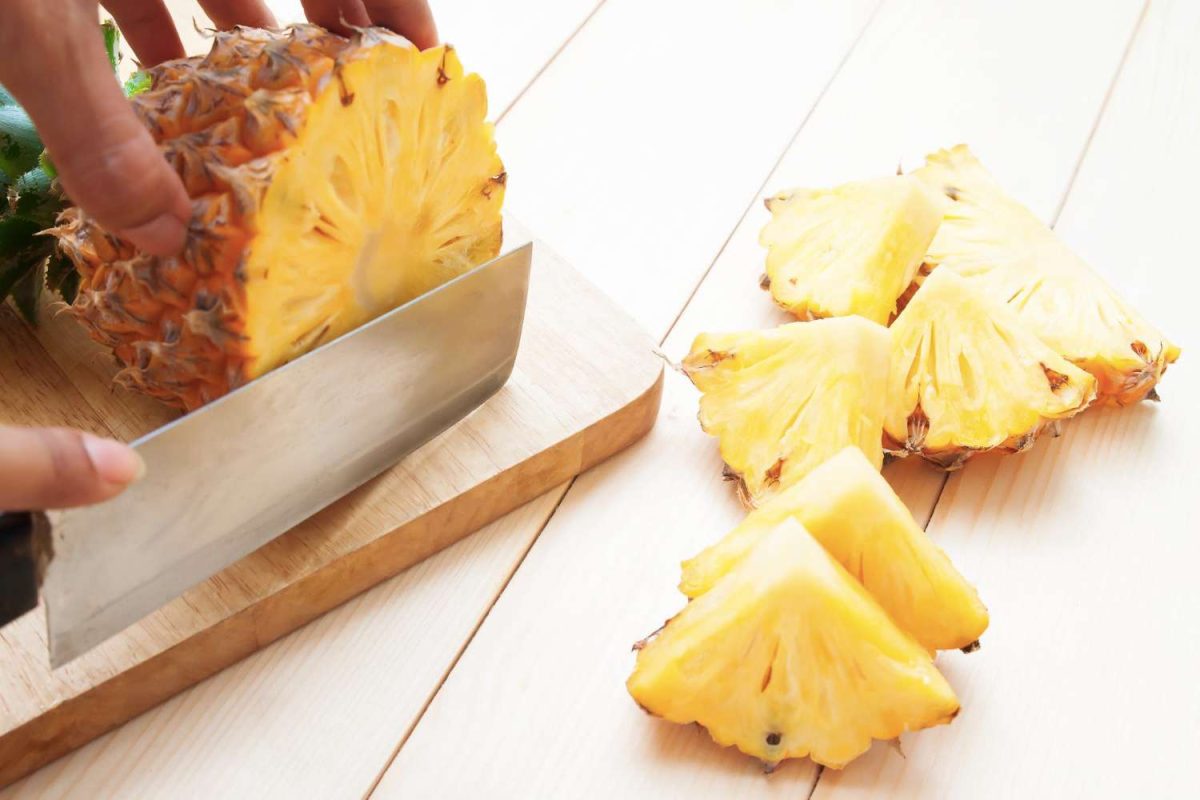 Trucos para cortar y pelar una piña fácilmente